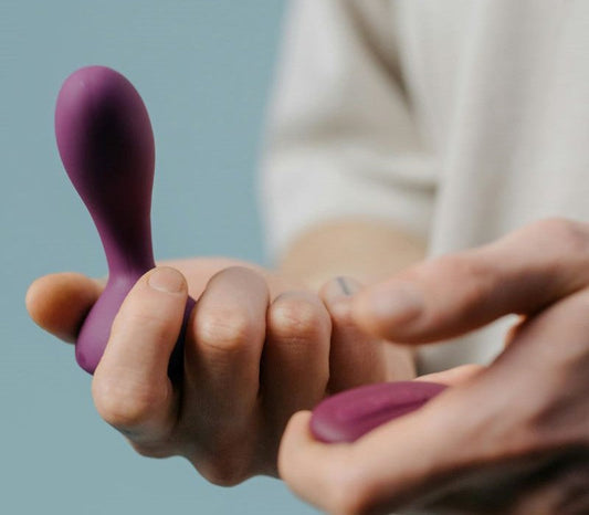 Composizione elegante con forme curve e colori rilassanti che evocano il tema del benessere maschile.