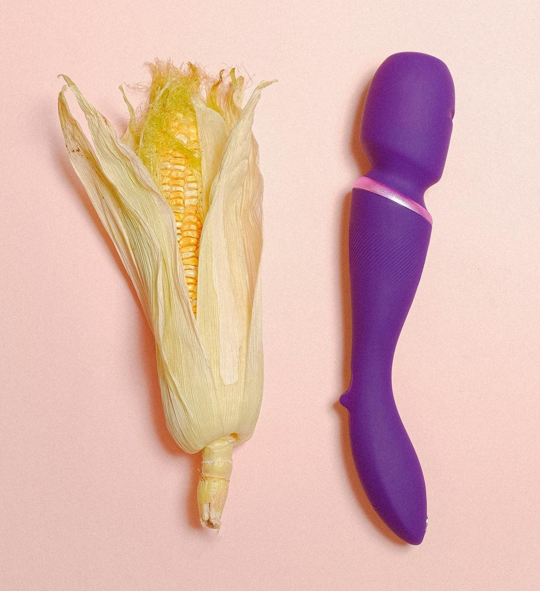 Confronto tra un sex toy premium e uno economico: design elegante e materiali di qualità vs plastica e vibrazioni meno potenti.