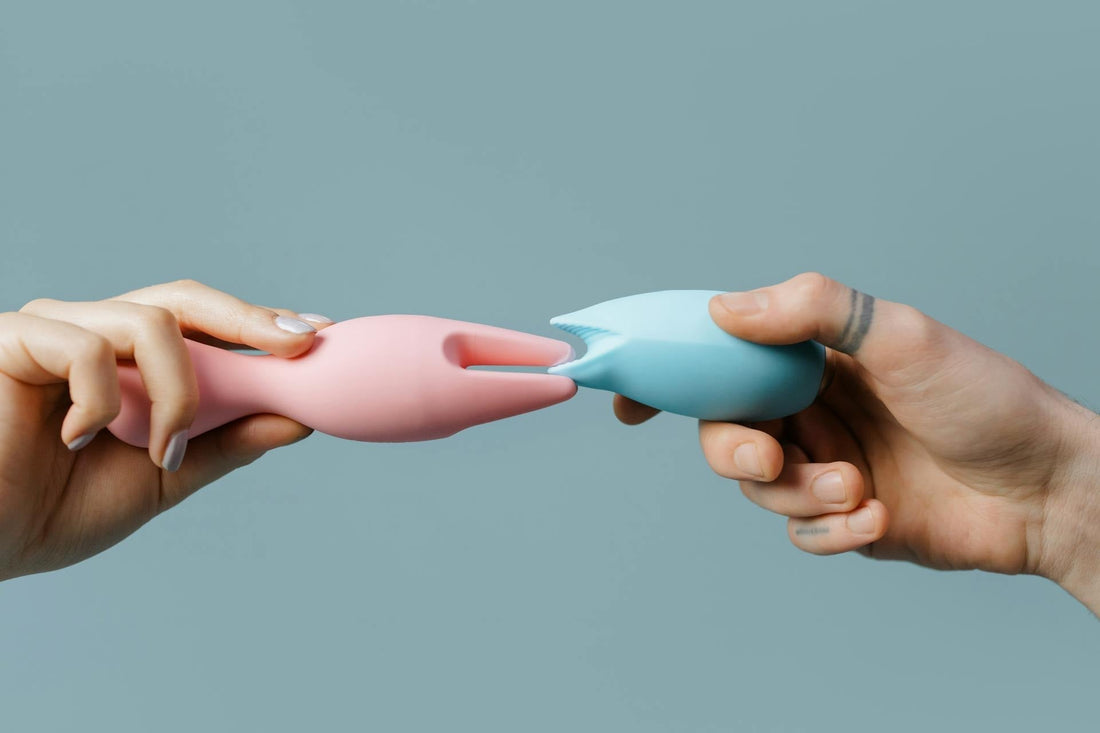 Un vibratore per coppie e un giocattolo telecomandato pensati per aumentare l'intimità e il piacere reciproco.