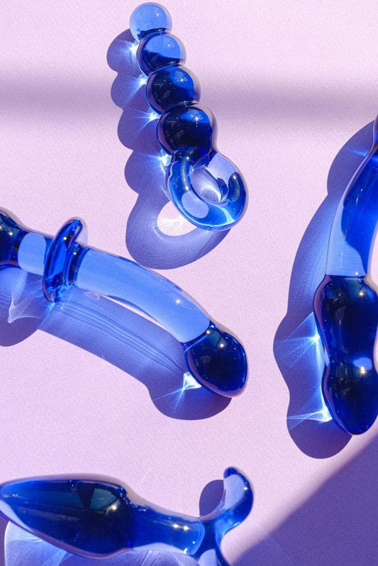 Composizione elegante con forme astratte e curve morbide che evocano benessere maschile, salute della prostata e piacere sensuale. 
