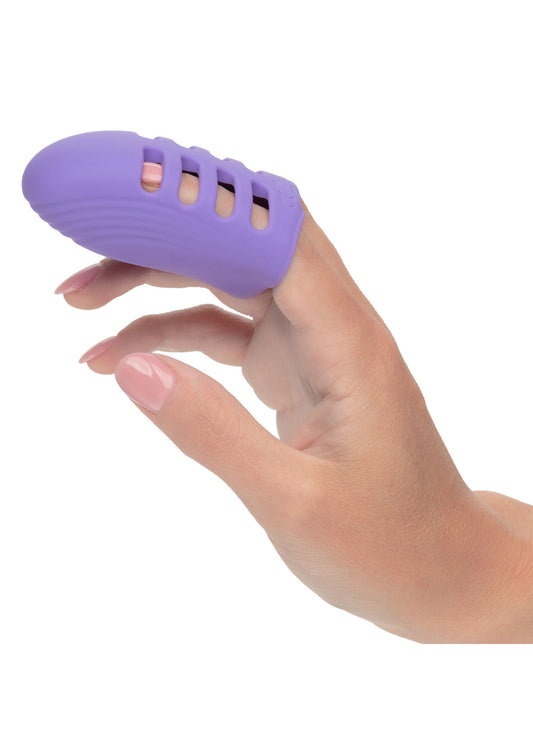 Eleva il piacere con il Dr. Laura Berman Finger Vibe! Compatto e discreto, con 10 vibrazioni regolabili e creste stimolanti. Impermeabile e perfetto per ogni momento.
