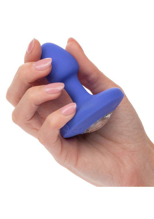 Scopri il piacere con la Cheeky Gems Small Probe di CalExotics. Silicone morbido, 10 modalità di vibrazione e un design ergonomico per un'esperienza anale intensa e stimolante.
