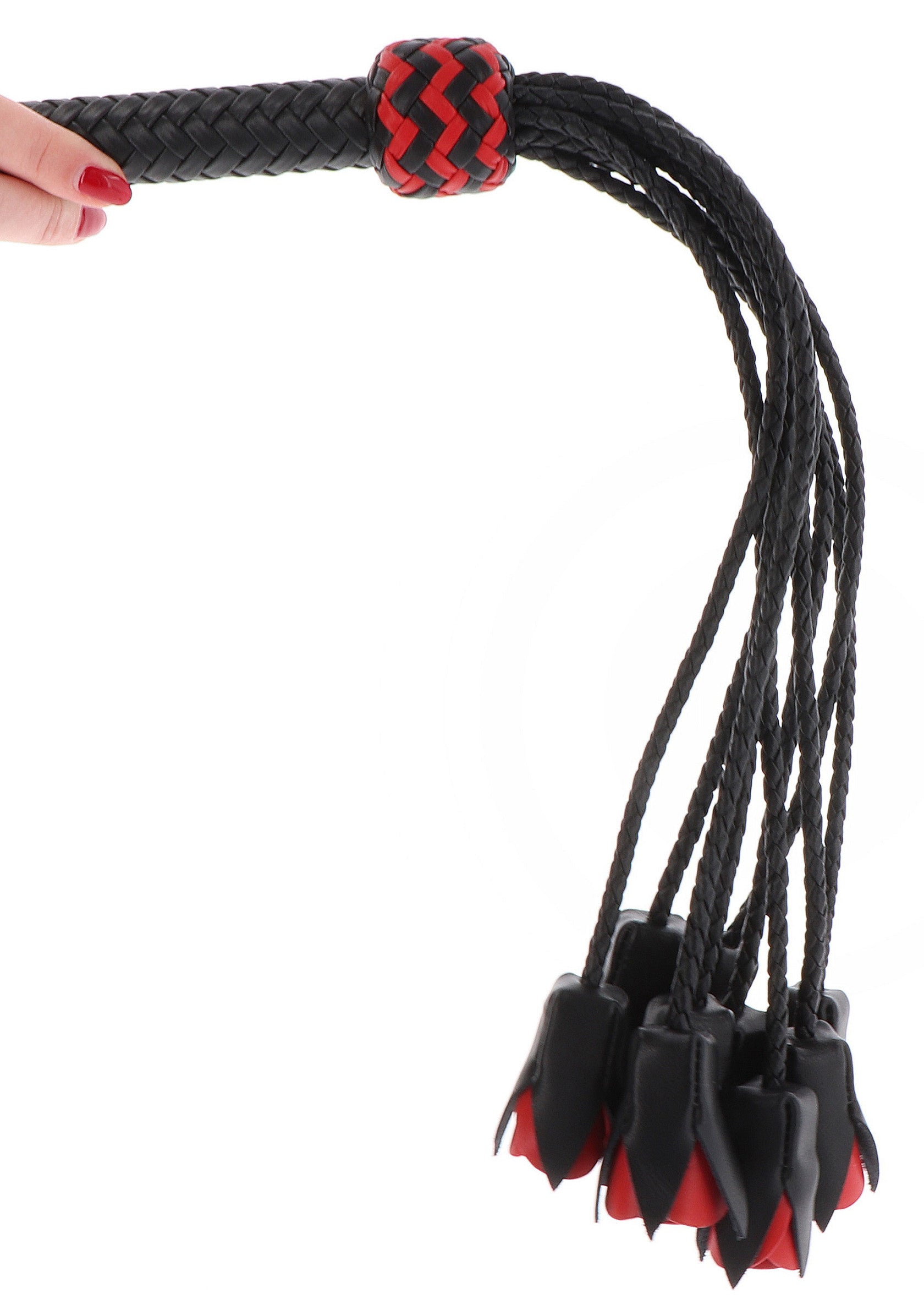 Frusta nera e rossa con manico intrecciato e decorazioni a forma di rose.